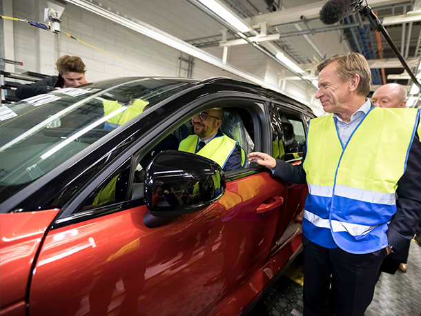 Premier Charles Michel en Håkan Samuelsson bij de nieuwe Volvo XC40 bij Volvo Cars Gent