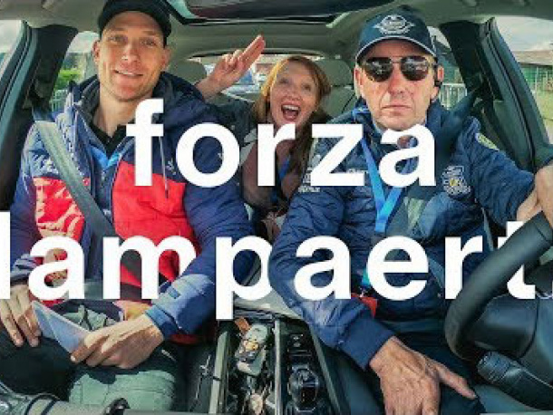 Linde Merckpoel volgt Yves Lampaert tijdens Dwars door Vlaanderen in onze Volvo volgwagen
