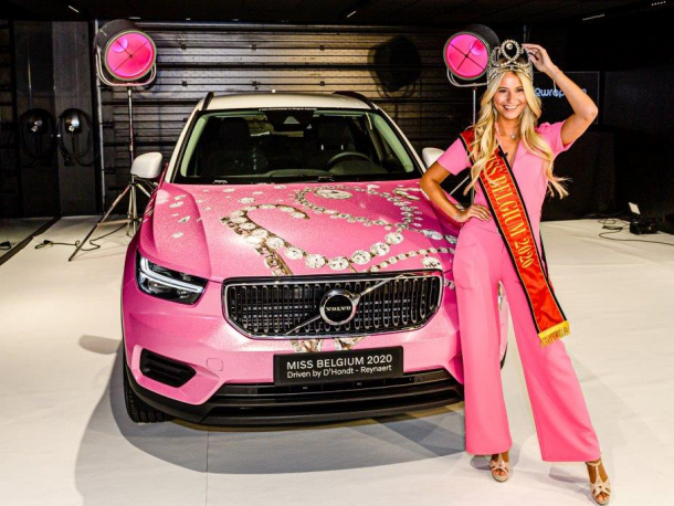 Roze Volvo XC40 Pink Princess voor Miss België 2020 Celine Van Ouytsel - Full wrap
