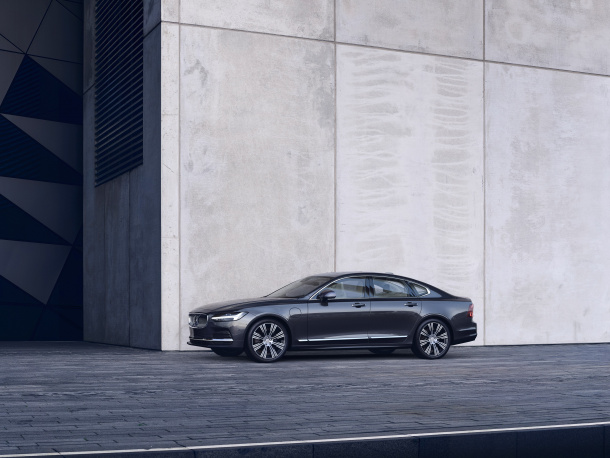 262600_The_refreshed_Volvo_S90_Recharge_T8_plug-in_hybrid_in_Platinum_Grey